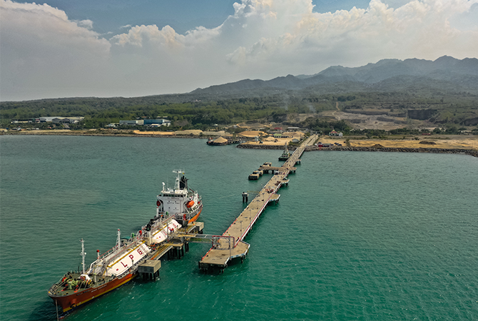 MULAI BEROPERASI: Kapal pengisi gas melakukan bongkar di pelabuhan Tanjung Bonang menuju stasiun pengisian elpiji PT Heksa Energi Mitraniaga (HEMA). (DOK.RADAR KUDUS)