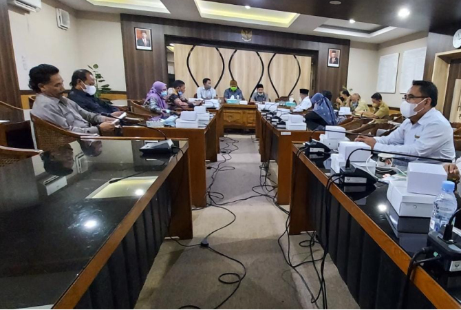 DISKUSI: DPRD kabupaten Rembang bersama tim UIN Walisongo semarang menggelar Focus Group Discussion (FGD) untuk mempersiapkan perda pesantren, Senin (14/3). (WAKIL KETUA DPRD REMBANG FOR RADAR KUDUS)