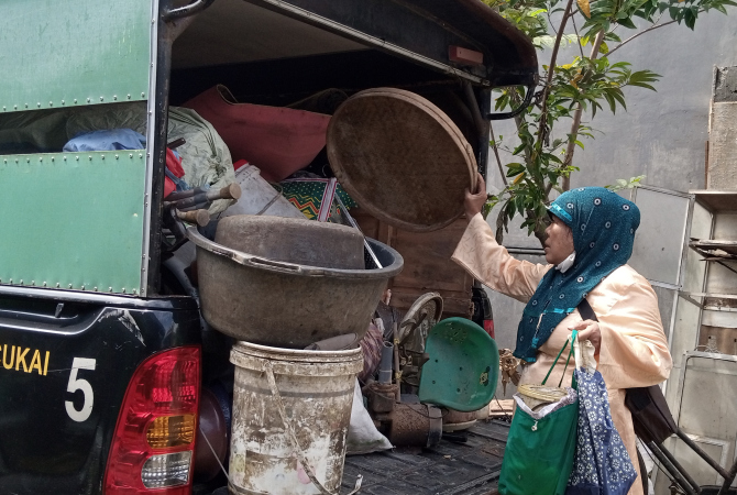 DIUSIR: Sutikah mengemasi barang-barang di rumahnya untuk pindahan pada Selasa (8/3). EKO SANTOSO/RADAR KUDUS