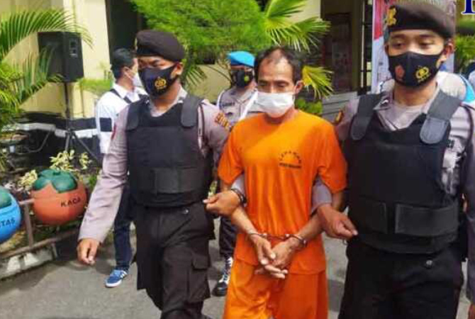 TEGA: Pelaku pembunuhan MB saat digiring anggota Polres Magelang dalam gelar perkara, Rabu (9/2). (LUQMAN SULISTIYAWAN/JAWA POS RADAR SEMARANG)