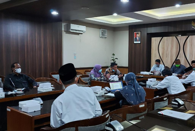 DISKUSI: Anggota DPRD Kabupaten Rembang melakukan konsultasi penyusunan naskah Raperda Fasilitasi Pengembangan Pesantren di Kabupaten Rembang dengan LPPM UIN Walisongo Semarang baru-baru ini. (HUMAS DPRD REMBANG FOR RADAR KUDUS)