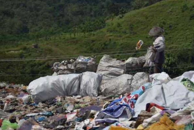 OVERLOAD: Pemulung mencari barang-barang daur ulang di gunungan sampah di TPA Jatibarang, Kota Semarang. (TITIS ANIS FAUZIYAH/JAWA POS RADAR SEMARANG)