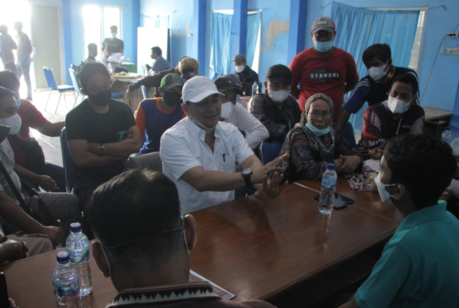 SIDAK: Wakil Ketua DPRD Ridwan, mempertanyakan pembatasan kuota perizinan kapal mendampingi asosiasi dan nelayan di gerai pelayanan kapal di kantor KKP Rembang, Sabtu lalu (5/3). (WISNU AJI/RADAR KUDUS)