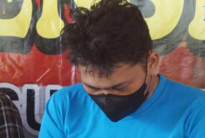 DITANGKAP: Tersangka pembunuhan Ibu-Anak, Dony Christiawan Eko W warga asal Lasem, Kabupaten Rembang  dihadirkan di Mapolresta Semarang, beberapa waktu lalu. (ADITYO DWI/JAWAPOS RADAR SEMARANG)