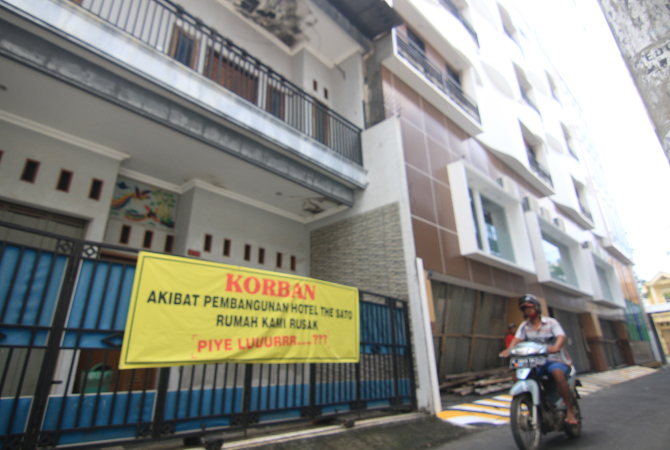 POLEMIK: Pembangunan The Sato Hotel Kudus digugat oleh beberapa warga yang merasa dirugikan. (DONNY SETYAWAN/RADAR KUDUS)