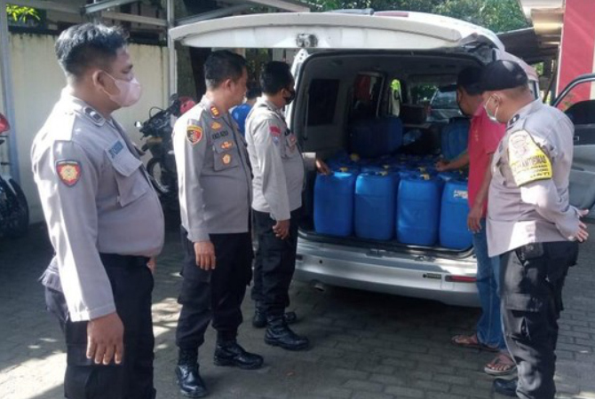 AMANKAN: Polisi berhasil mengamankan ratusan liter liter minuman beralkohol jenis arak yang hendak di kirim ke Tuban, Jawa Timur. (detikJateng)