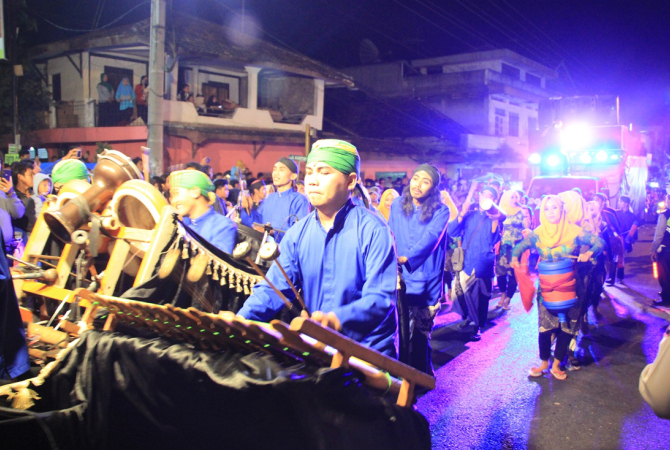 TAHUN INI BELUM JELAS: Tradisi tongtongklek saat malam Ramadan di Kabupaten Rembang sebelum pandemi beberapa tahun lalu. (WISNU AJI/RADAR KUDUS)
