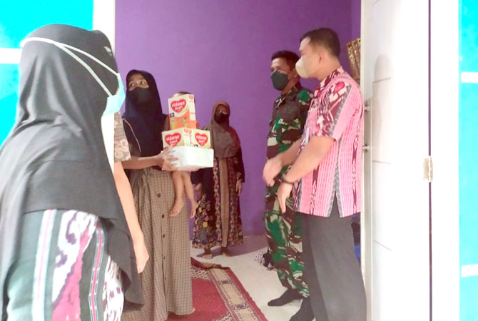 CINTA KASIH: Danramil 07/Bangsri bersama Forkopimcam Kembang menyerahkan bantuan susu kepada salah satu warga Kembang belum lama ini. (KODIM JEPARA FOR RADAR KUDUS)