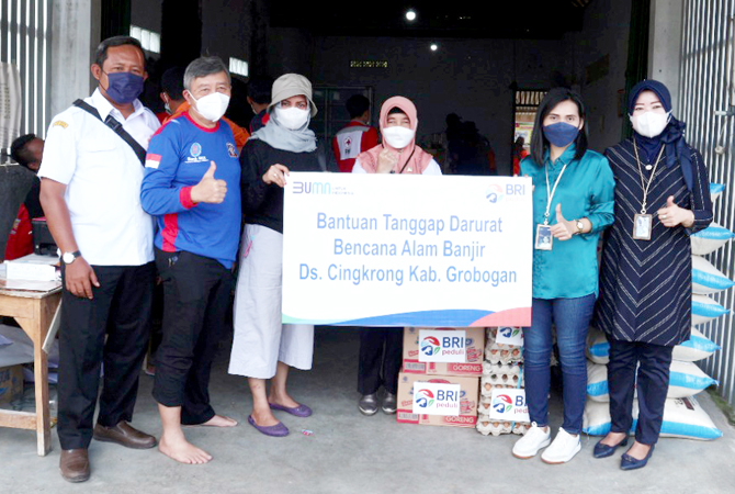 PEDULI BENCANA: BRI Cabang Purwodadi memberi bantuan paket sembako kepada warga Desa Cingkrong, Kecamatan Purwodadi yang diterima Kepala Dinsos Edi Santoso di posko dapur umum kemarin. (BRI CABANG PURWODADI FOR RADAR KUDUS)