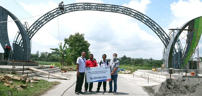 DAPAT CSR: Desa Toko, Penawangan, mendapatkan bantuan CSR dari BRI Purwodadi berupa pembangunan gapura desa. (SIROJUL MUNIR/RADAR KUDUS)