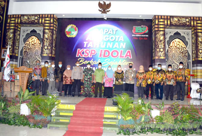 TUTUP TAHUN BUKU 2021: Segenap pengurus dan tamu undangan bersama di aula Gedung Serbaguna Graha Idola kemarin. (ARIKA KHOIRIYA/RADAR KUDUS)