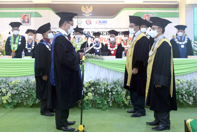 PENGUKUHAN YANG KEDUA: Rektor IAIN Mudzakir (kiri) mengukuhkan dua guru besar di aula lantai 4 Gedung Perpustakaan IAIN Kudus pada (12/3). (HUMAS IAIN FOR RADAR KUDUS)