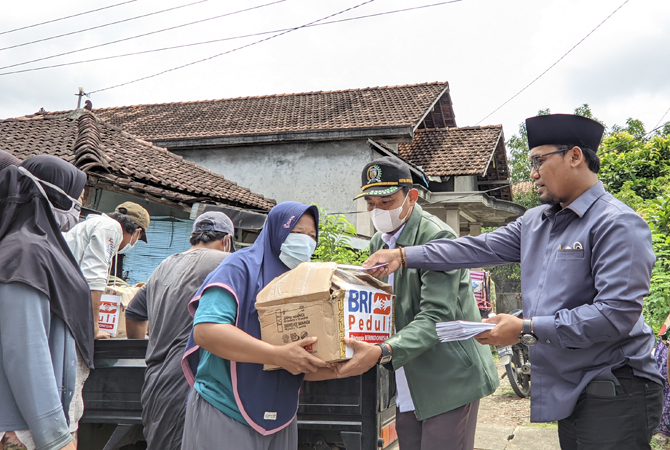 PEDULI: Ketua DPRD Kabupaten Jepara Haizul Ma`arif menyerahkan bantuan kepada salah satu warga terdampak angina putting beliung. (SYAHRI MUHAROM /RADAR KUDUS)