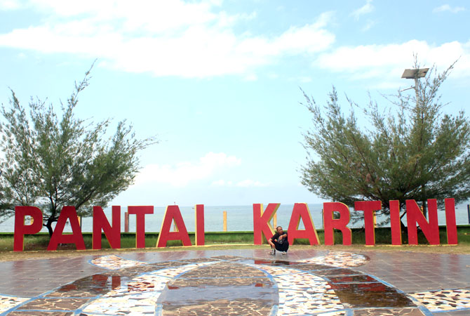 ACTION: Seorang pengunjung sedang berfoto di salah satu kawasan Pantai Kartini Jepara kemarin. (NIBROS HASSANI/RADAR KUDUS)