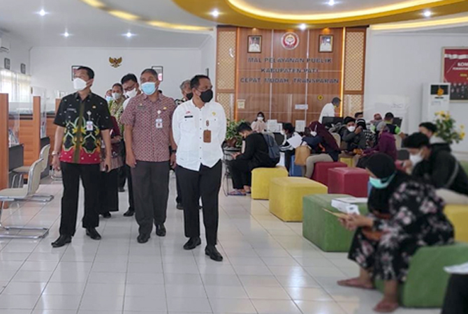 STUDI BANDING: Kepala DPMPTSP Kabupaten Pati Riyoso menerima kunjungan dari Kabupaten Demak untuk belajar pembangunan dan penyelenggaraan Mal Pelayanan Publik (MPP). (ACHMAD ULIL ALBAB/RADAR KUDUS)