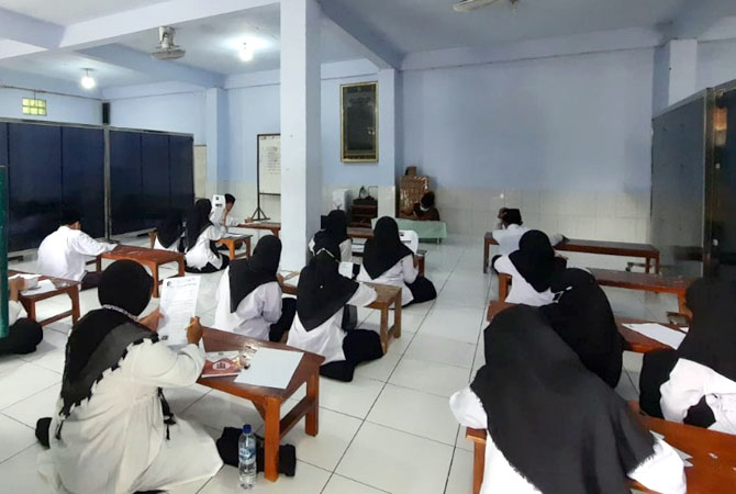 SERIUS KERJAKA SOAL: Peserta ujian pendidikan kesetaraan mulai mengerjakan soal di Ponpes Darul Falah, Jekulo, Kudus kemarin. (INDAH SUSANTI/RADAR KUDUS)