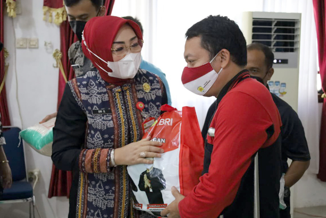 SERAHKAN SEMBAKO: Bupati Sri Sumarni menyerahkan bantuan sembako kepada warga kurang mampu dalam rangka hari jadi Grobogan. (SIROJUL MUNIR/RADAR KUDUS)