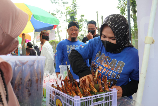 NJAJAN: Wakil Bupati Blora Tri Yuli Setyowati menyambangi Pasar Krempyeng Rejo baru-baru ini. (PEMKAB BLORA FOR RADAR KUDUS)