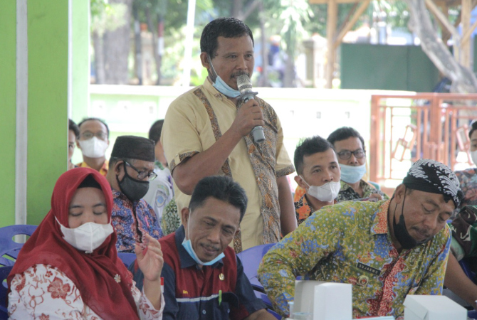 SAMPAIKAN: Sejumlah PKL di Lasem saat sampaikan aspirasi kepada Bupati Rembang Abdul Hafidz soal rencana pembangunan tingkat Kecamatan Lasem pada Rabu (2/3). (WISNU AJI/RADAR KUDUS)