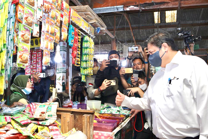 TURUN KE LAPANGAN: Menko Airlangga meninjau Pasar Alang-Alang Lebar KM12 Palembang Sabtu (5/3). (ekon for Radar Kudus)