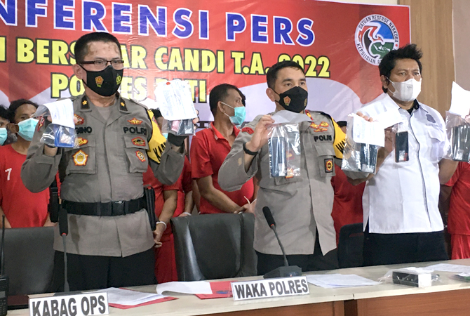DITANGKAP: Polres Pati menunjukkan 20 tersangka pengedar sabu di Mapolres setempat kemarin. (ANDRE FAIDHIL FALAH/RADAR KUDUS)