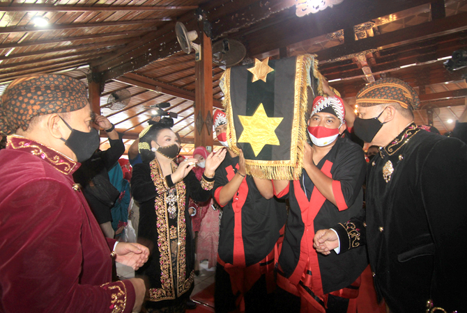 TETAP MERIAH: Bupati Grobogan Sri Sumarni (dua dari kiri) menerima grobog di Pendapa Balai Desa Grobogan sebelum dikirab ke Pendapa Kabupaten Grobogan di Kecamatan Purwodadi kemarin. (DONNY SETYAWAN/RADAR KUDUS)