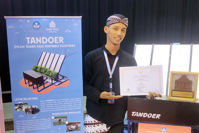 INOVASI: Ahmad Ali Maksum, guru otomotif SMK NU Lasem, Rembang, menunjukkan alat Tandoer yang dikembangkan bersama timnya belum lama ini. (DOK. AHMAD ALI MAKSUM FOR RADAR KUDUS)