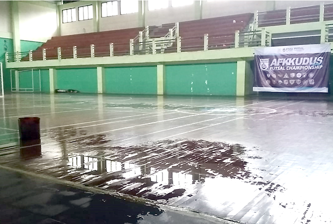 DIKELUHKAN: Pertandingan AFK Kudus Futsal Championship di Gor Bung Karno, Kudus, ditunda. Hal itu karena atap Gor. (AFK KUDUS FOR RADAR KUDUS)