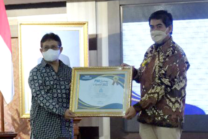 PEDULI UMKM: Kepala Departemen Komunikasi dan Hukum PT SG Gatot Mardiana (kanan) menerima penghargaan PWI Jateng Award 2022 dari Ketua PWI Jateng Amir Machmud NS di Gradhika Bhakti Praja, Semarang, (25/3). (PT SG FOR RADAR KUDUS)
