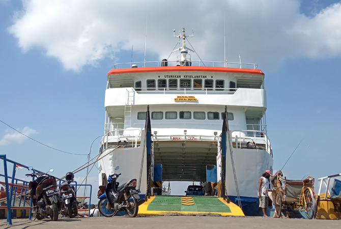 PERAWATAN: Layanan penyeberangan Jepara-Karimunjawa dengan KMP Siginjai off sementara sejak 1 Maret lalu. (M. KHOIRUL ANWAR/RADAR KUDUS)