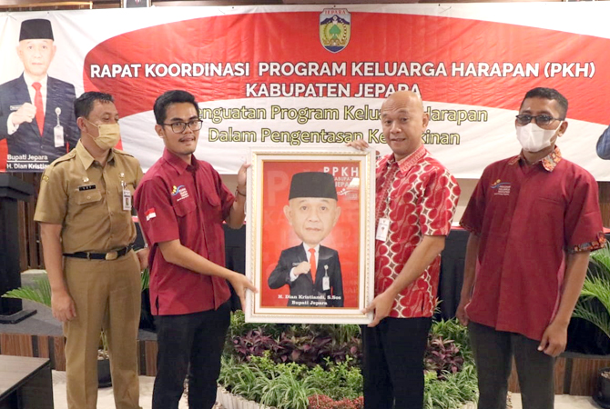 KENANG-KENANGAN: Bupati Jepara Dian Kristiandi (dua dari kanan) usai memberi pengarahan pendamping PKH Jepara, kemarin. (DISKOMINFO FOR RADAR KUDUS)