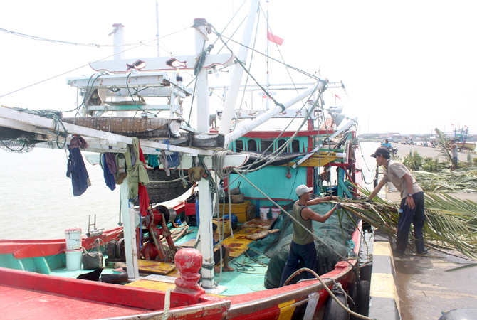 MELAUT: Nelayan di Pelabuhan Jepara bersiap berangkat berlayar, belum lama ini, pelabuhan itu akan dialihkan wewenangnya dari pusat ke provinsi. (M. KHOIRUL ANWAR/RADAR KUDUS)