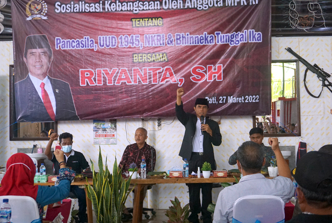 NASIONALISME: Anggota MPR RI Riyanta menyampaikan materi empat pilar yang digelar di aula Elang Pati, Jalan Raya Pati-Gembong Dukuh Sekarkurung Desa Muktiharjo, Margorejo, kemarin. (ACHMAD ULIL) ALBAB/RADAR KUDUS