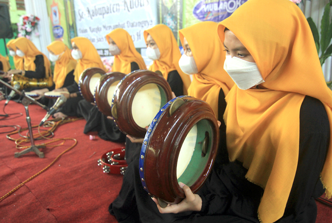 SAMBUT RAMADAN: Penampilan peserta membaca salawat dalam lomba rebana classic di Aula GOR Bungkarno Desa Wergu Wetan, Kecamatan Kota kemarin (20/3). (DONNY SETYAWAN/RADAR KUDUS)