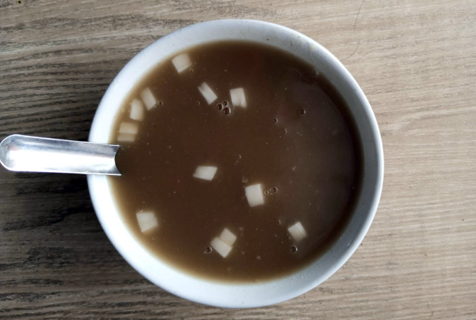 MIRIP BUBUR: Wedang Coro berwarna kecoklatan dengan tekstur kental. (EKO SANTOSO/RADAR KUDUS)