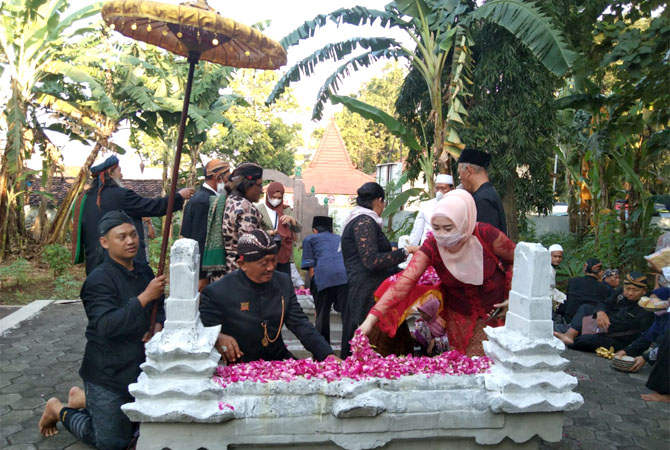 DIPERINGATI: Masyarakat Pati nyadran di makam bupati Juwana di Sentono Pakuwono Juwana belum lama ini. (ANDRE FAIDHIL FALAH/RADAR KUDUS)