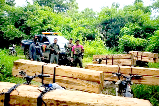 DIGAGALKAN: Tim Buser KPH Mantingan menujukan barang bukti motor dan kayu jati yang dicuri dan diangkut gunakan sepeda motor. (HUMAS KPH MANTINGAN FOR RADAR KUDUS)