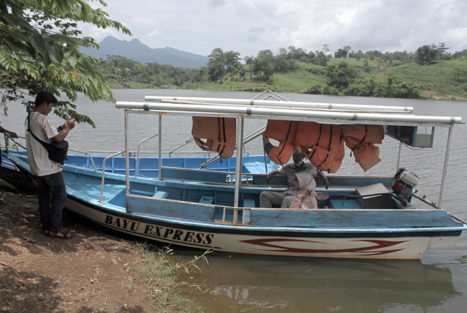 ENJOY: Wisatawan sedang menaiki perahu di atas Bendungan Logung kemarin. (GALIH ERLAMBANG W/ Radar Kudus)