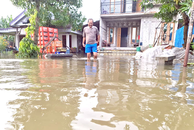 TERGENANG: Banjir yang terjadi beberapa waktu lalu di Desa Ketitangwetan, Kecamatan Batangan akibat tingginya curah hujan dan pendangkalan sungai. (ACHMAD ULIL ALBAB/RADAR KUDUS)