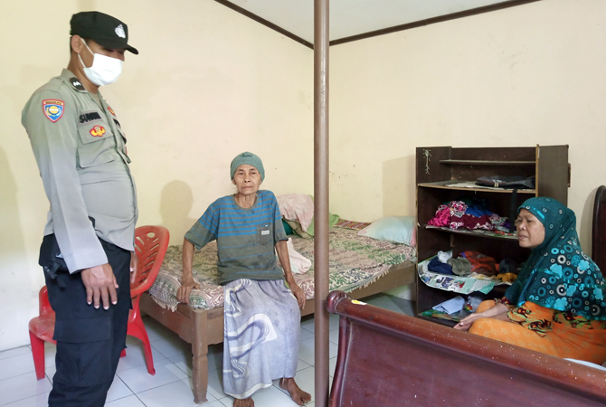 HARU: Sutikah (kanan) ditemani Kasmirah (tengah) saat menunjukkan kamar tempat tinggalnya sementara kemarin. (EKO SANTOSO/RADAR KUDUS)