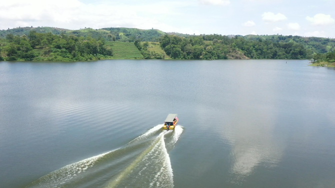 INDAH: Pemandangan Bendung Logung berpadu dengan area Perbukitan Patiayam dan perahu wisata. (POKDARWIS DESA KANDANGMAS FOR RADAR KUDUS)