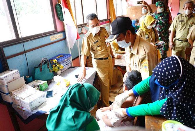 NAIK TURUN: Bupati Pati Haryanto meninjau langsung vaksinasi covid-19 terhadap anak usia 6-11 tahun beberapa waktu lalu. (ACHMAD ULIL ALBAB/RADAR KUDUS)