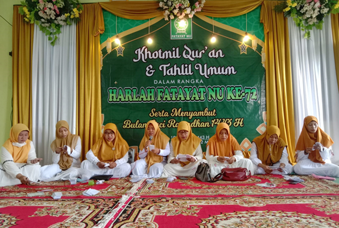 SAMBUT HARLAH: Anggota Fatayat NU Kudus mengadakan khotmil quran dan tahlil umum di Gedung PCNU Kudus pada (13/2). (ARIKA KHOIRIYA/RADAR KUDUS)