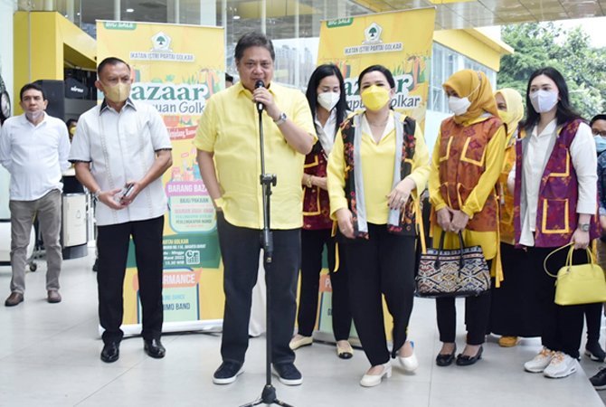 Ketua Umum DPP Partai Golkar Airlangga Hartarto didampingi istri Yanti Airlangga meninjau langsung gelaran Bazzar Perempuan Golkar di arel terbuka kantor DPP Golkar. (ISTIMEWA FOR RADAR KUDUS)
