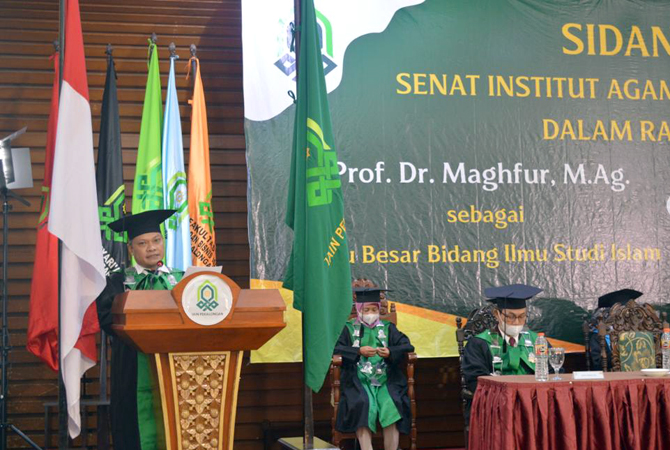 Prof. Dr. Maghfur, M.Ag menyampaikan orasi ilmiah dalam pengukuhannya sebagai Guru Besar Bidang Studi Islam di IAIN Pekalongan. (ISTIMEWA FOR RADAR KUDUS)