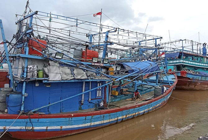 TUNGGU IZIN: Kapal ikan parkir di kawasan pelabuhan perikanan Juwana baru-baru ini. (ACHMAD ULIL ALBAB/RADAR KUDUS)