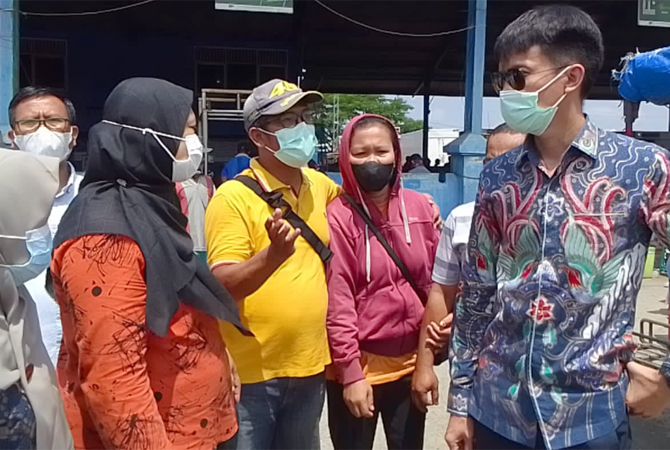DIPANTAU: Pihak keluarga mendatangi pelabuhan Juwana, Pati, untuk melihat olah TKP pada awal pekan ini. (ANWAR FOR RADAR KUDUS)