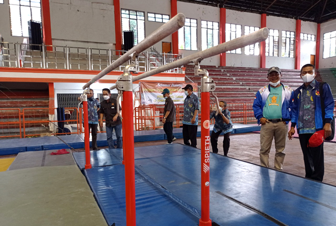 TARGET JUARA: Peralatan senam yang ada di GOR Pesantenan ditinjau KONI beberapa waktu yang lalu. (ACHMAD ULIL ALBAB/RADAR KUDUS)
