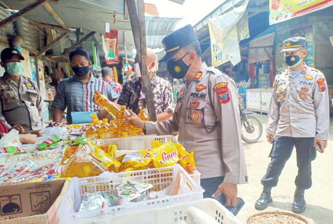 POLISI SOBO PASAR: Anggota Polres Kudus menyidak stok minyak goreng di sejumlah pasar. (POLRES KUDUS FOR RADAR KUDUS)