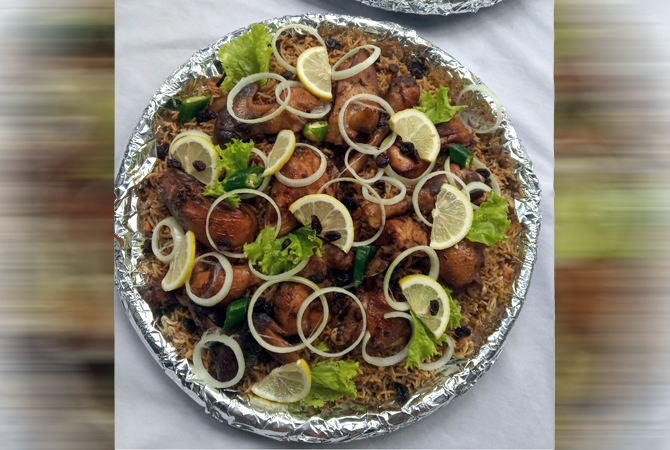 MANTAP: Sajian nasi briyani khas Timur Tengah dengan taburan toping ayam kampung yang dimasak oleh Kira Kitchen. (GALIH ERLAMBANG W/ RADAR KUDUS)